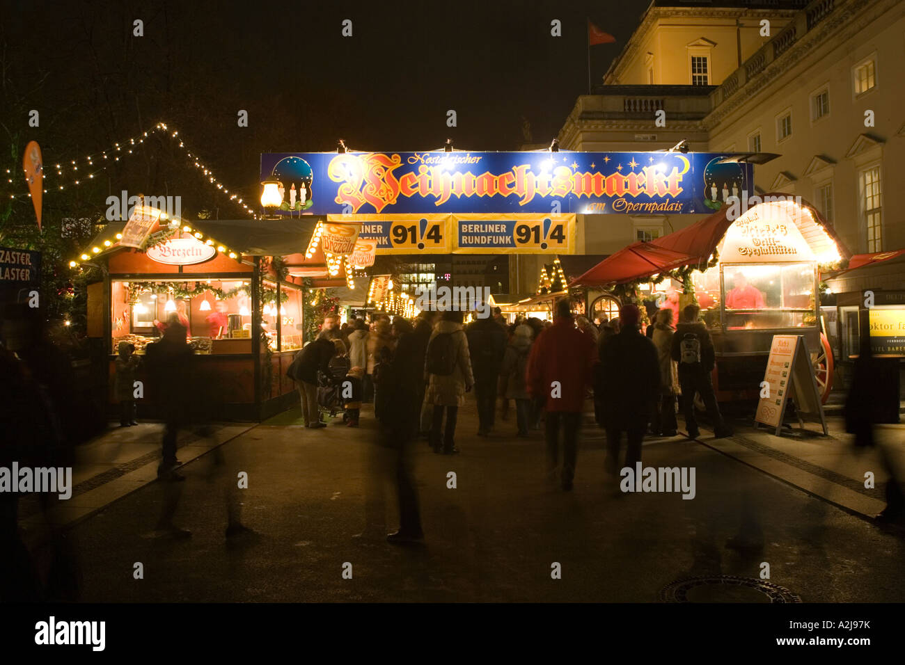 Ingresso al mercatino di Natale a Opernpalais Berlino Germania Foto Stock