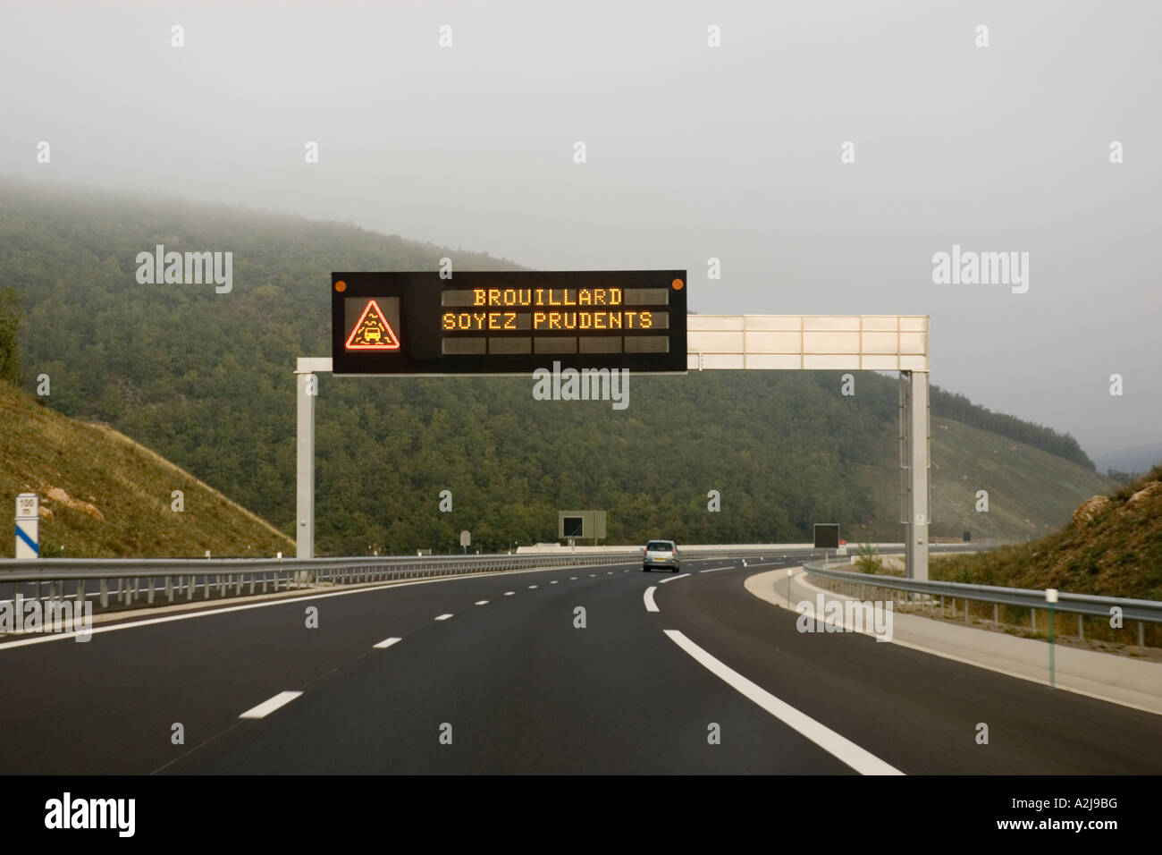 Spia antinebbia cartello stradale sulla A75 Midi Pirenei Francia Foto Stock