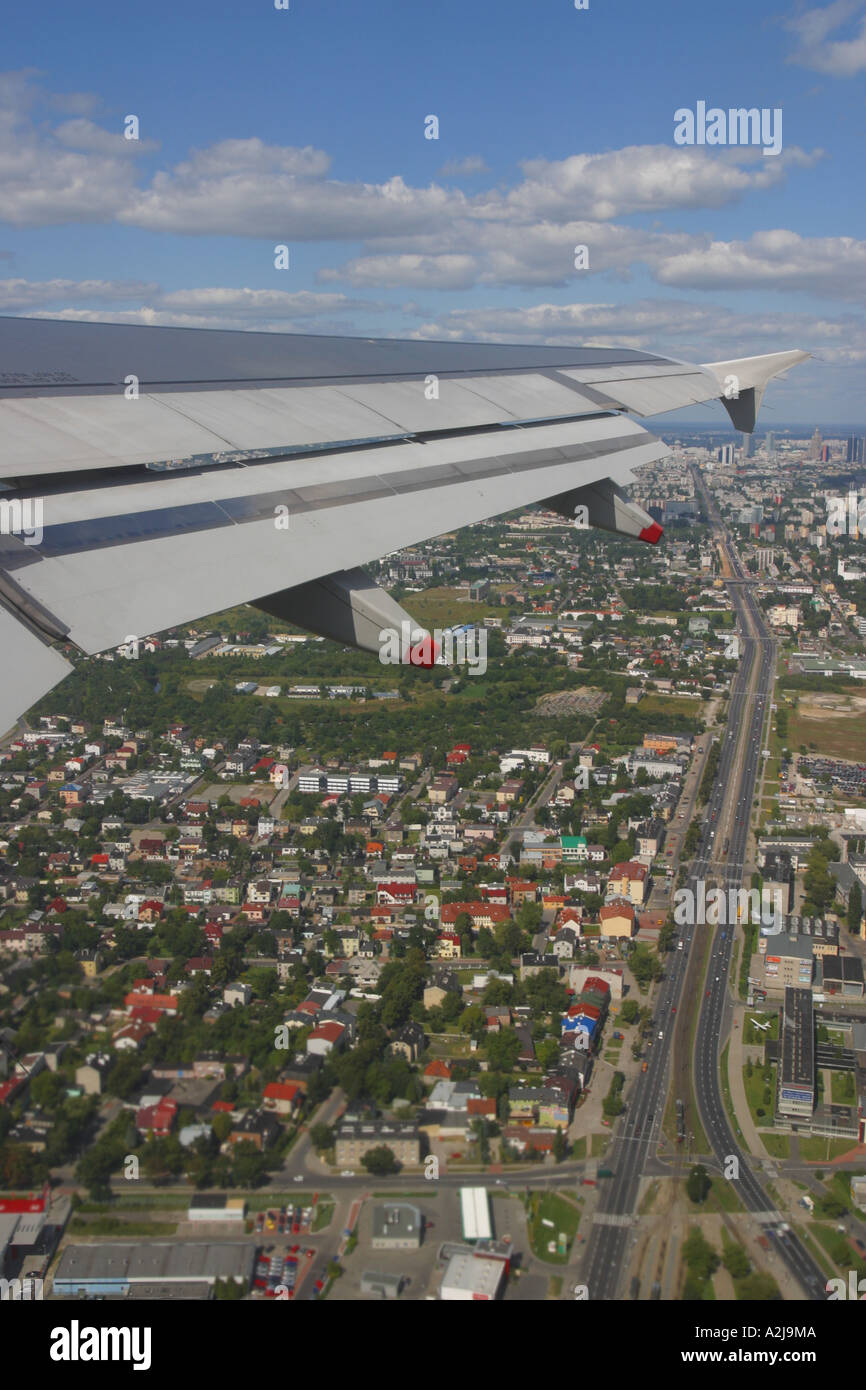 Varsavia Polonia vista dalla cabina passeggeri finestra come aereo di linea si arrampica su Varsavia POLONIA Foto Stock