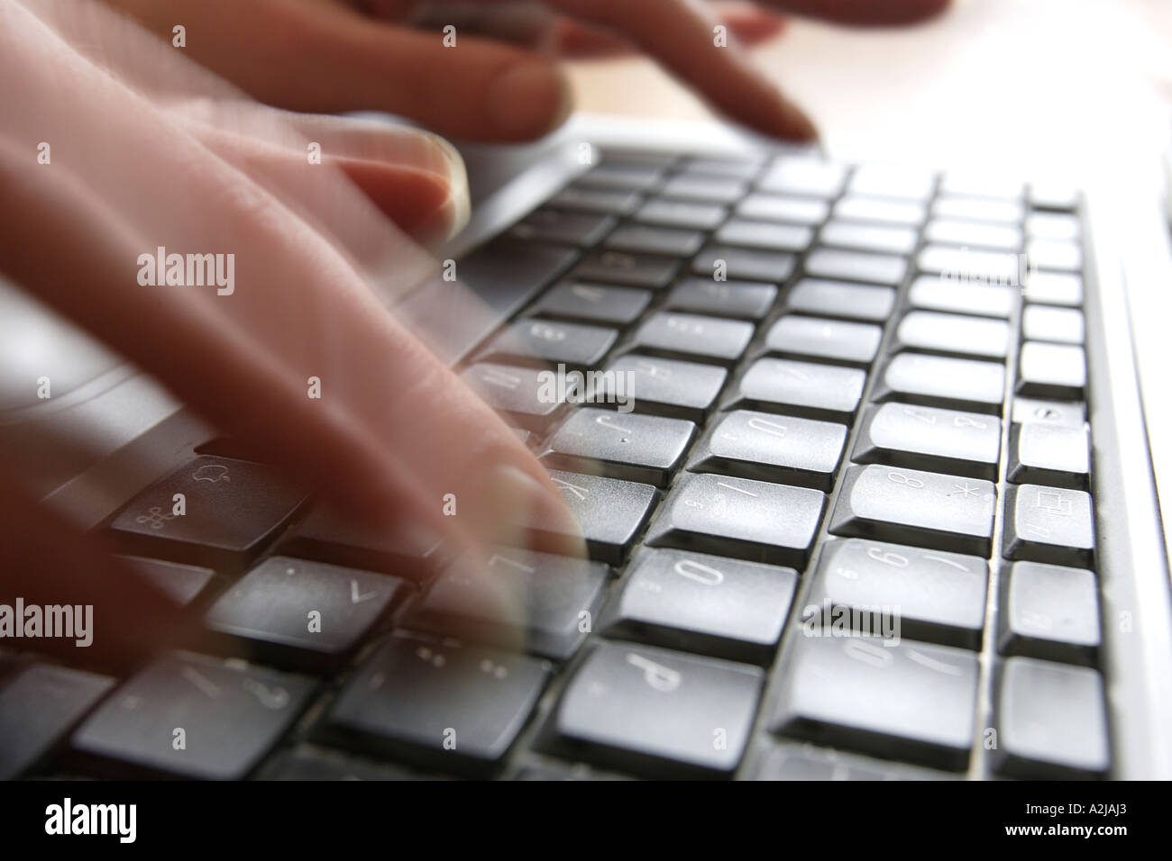 Un lavoratore di ufficio tipi un memo al suo computer tastiera Foto Stock
