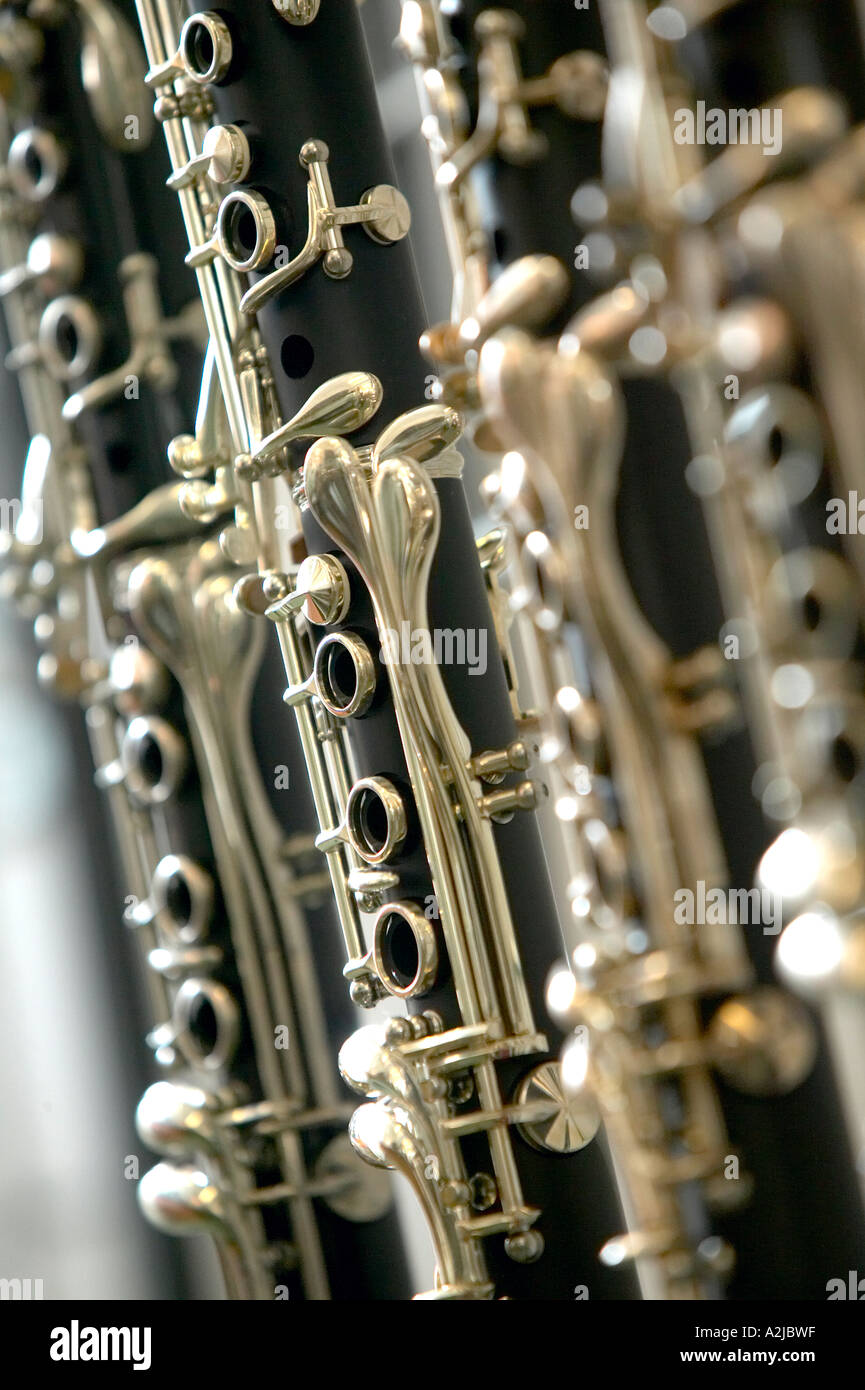 Clarinetti schierate per la vendita in uno strumento musicale shop Foto Stock