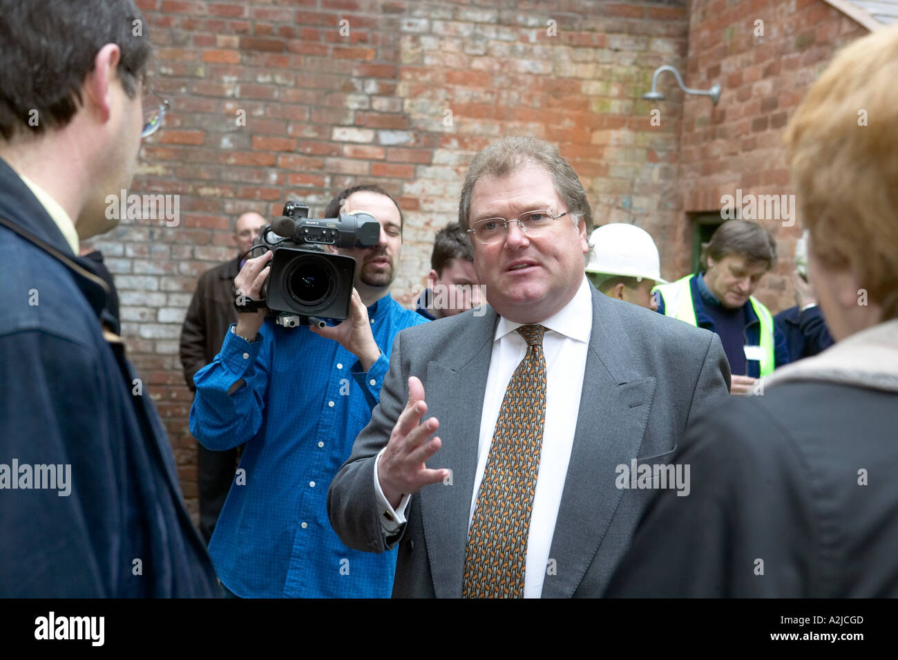 Sir Digby Jones, ex direttore della CBI nella foto durante una intervista in TV a Birmingham, Regno Unito Foto Stock