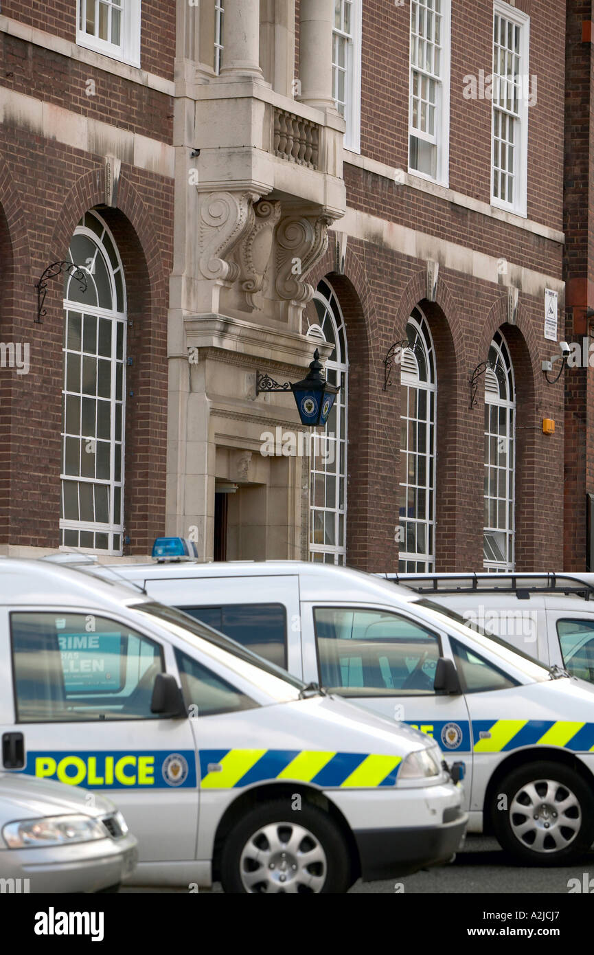 Auto della Polizia parcheggiata fuori Steelhouse Lane stazione di polizia Birmingham REGNO UNITO Foto Stock