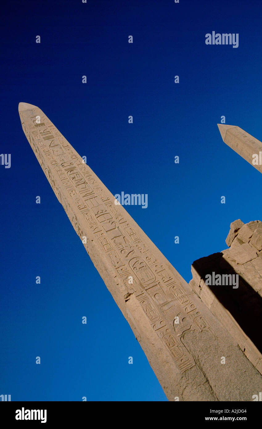 Africa - Egitto - Luxor - Karnak - geroglifica coperto obelisco torreggia su rovine di Karnak, angolo di punta Foto Stock