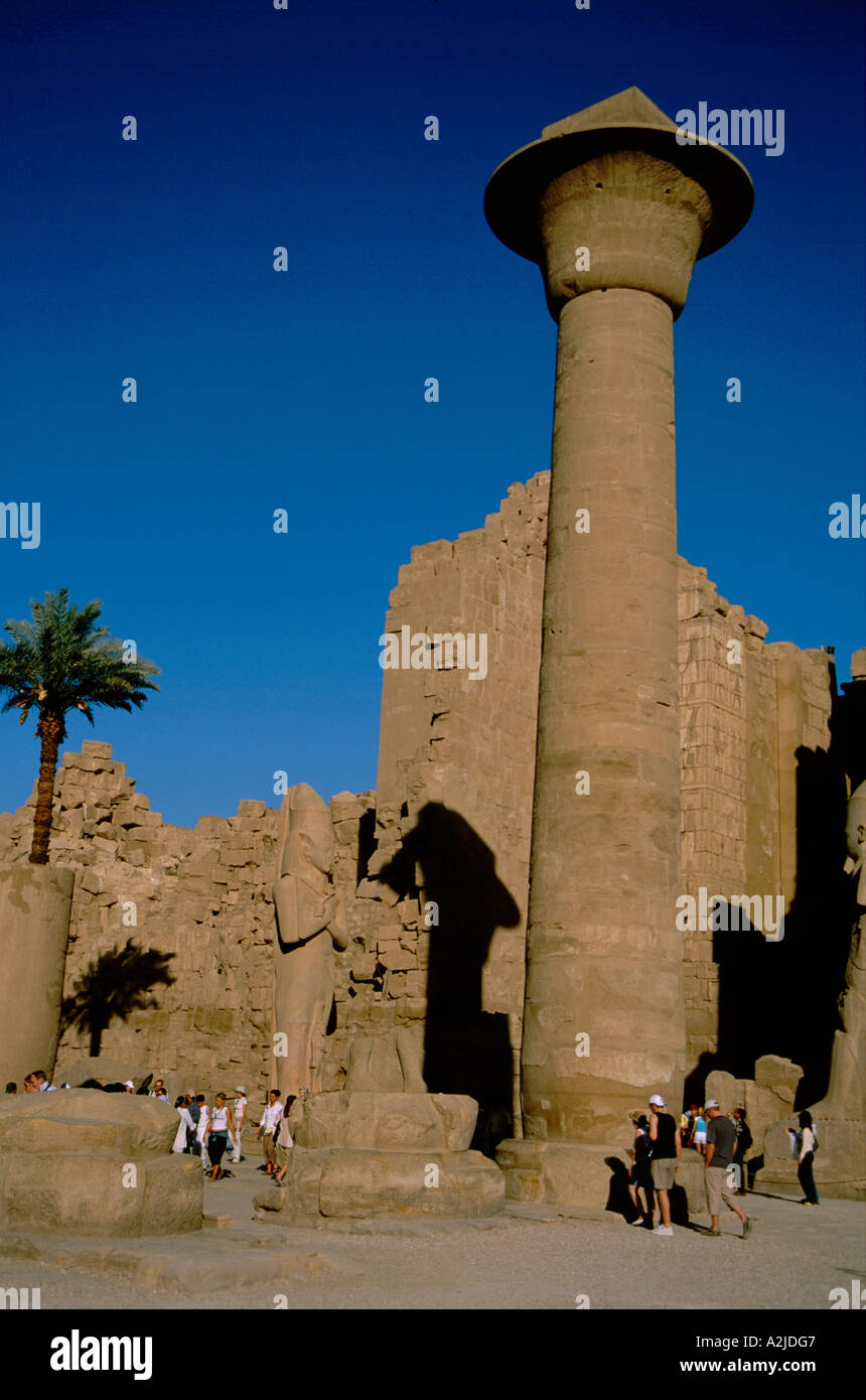 Africa - Egitto - Luxor - Karnak - enormi colonne di pietra sorge più alti delle altre rovine di Karnak, turisti Foto Stock