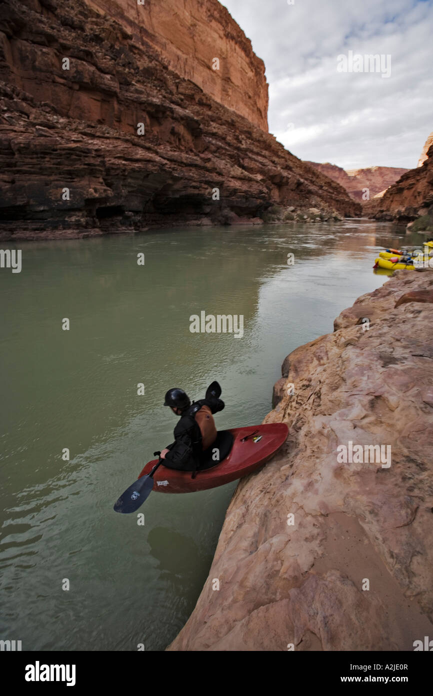 Paolo Emrick lancio nel fiume Colorado durante un viaggio in zattera Grand Canyon Arizona USA Foto Stock