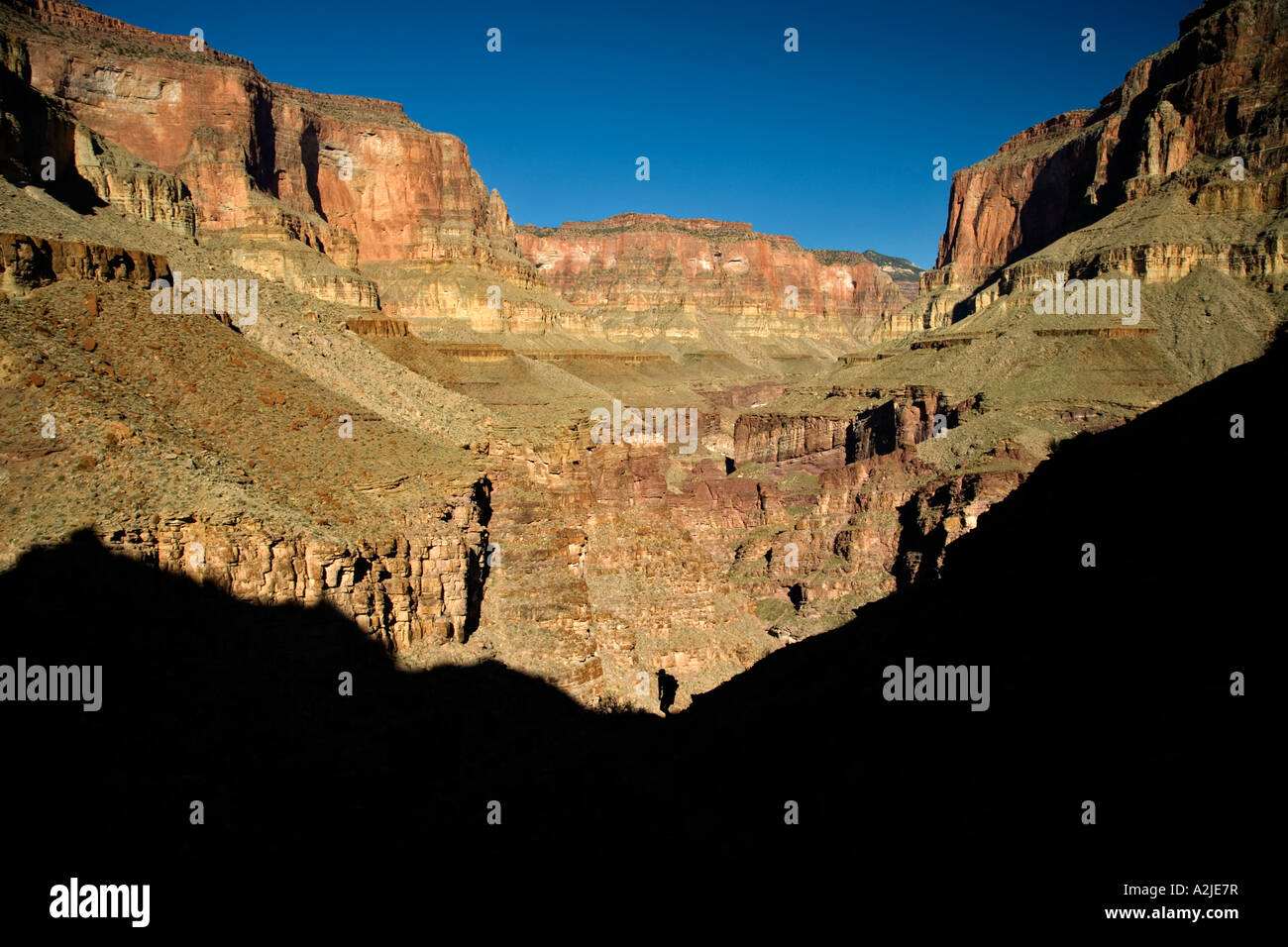Escursionista escursionismo giù da Thunder fiume torna giù per il fiume Colorado e il Grand Canyon, Arizona, Stati Uniti d'America Foto Stock