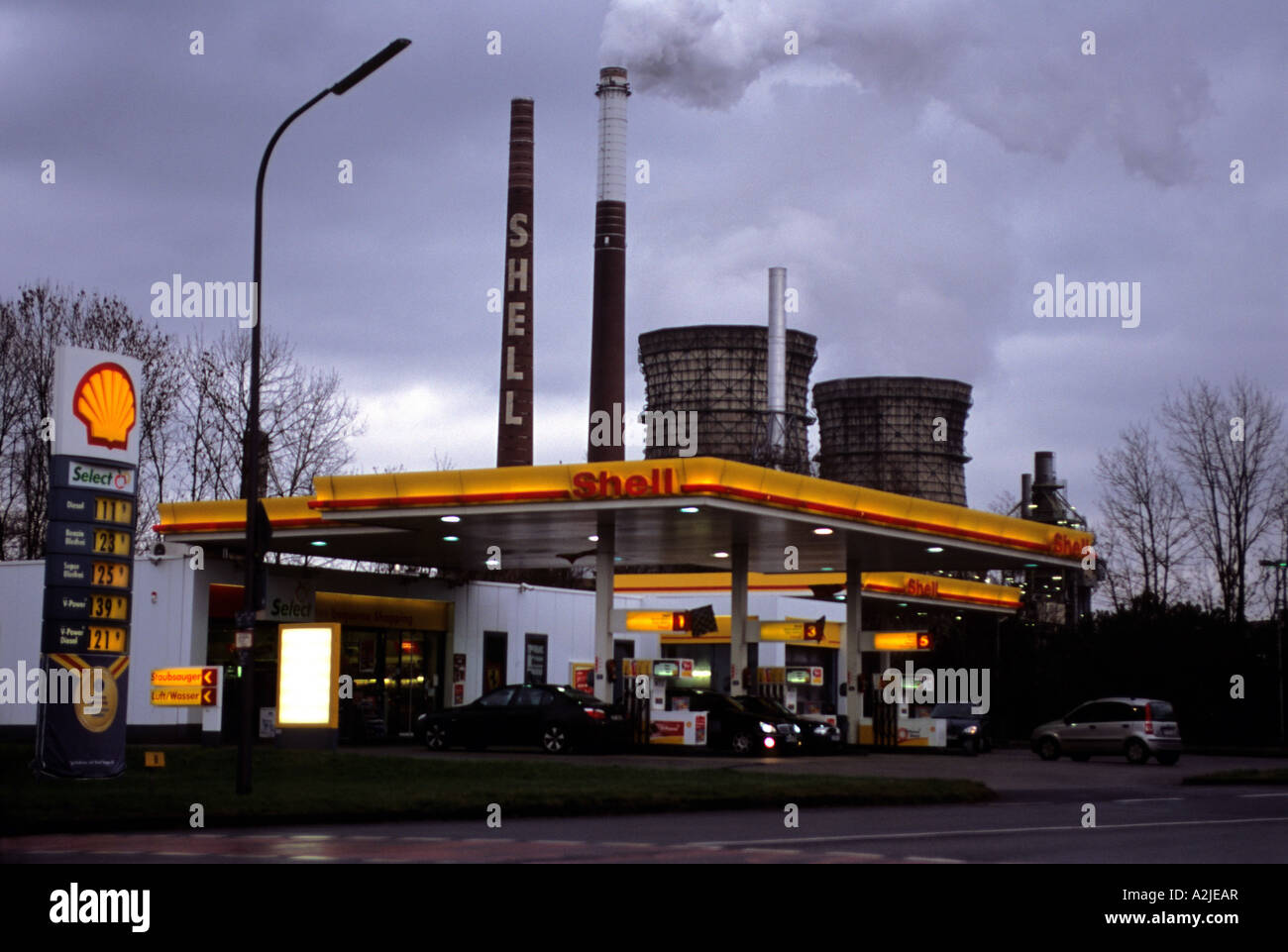 Royal Dutch Shell raffineria di petrolio e il distributore di benzina Shell, Godorf, Colonia, Renania settentrionale-Vestfalia (Germania). Foto Stock