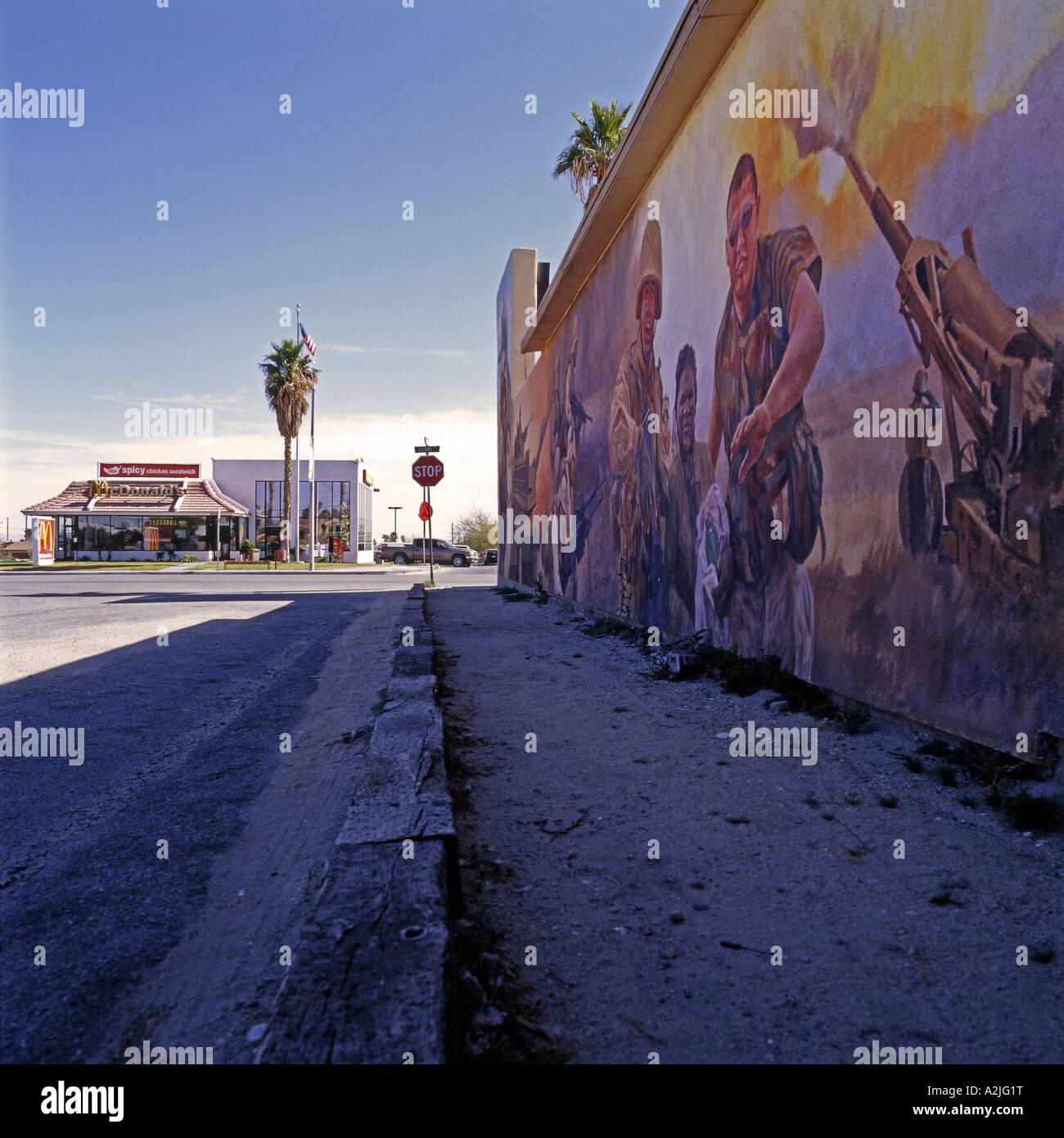Il murale raffigurante scena di guerra, dipinta sul lato di un edificio in ventinove Palms, California, Stati Uniti d'America. Foto Stock