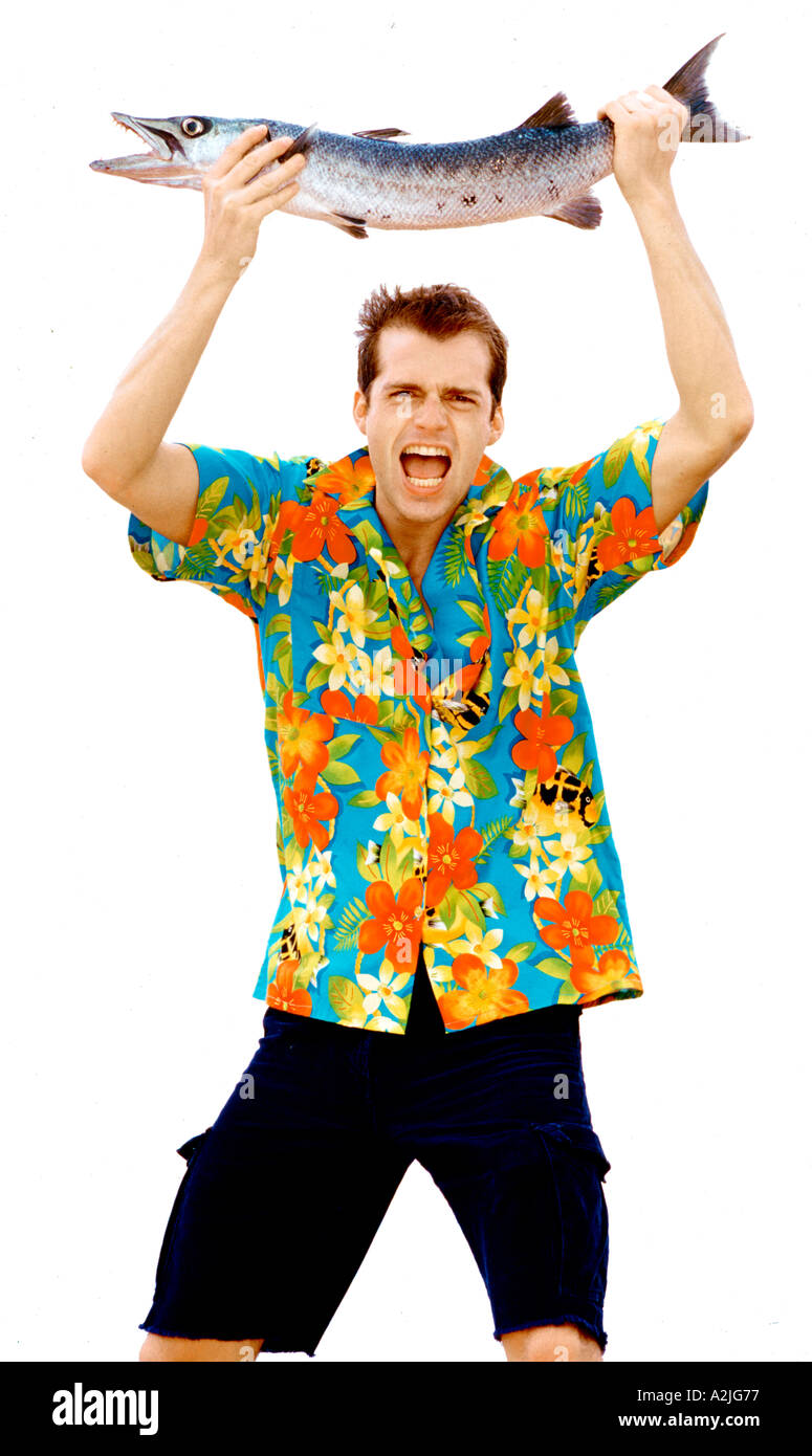 Età maschio 25-30 indossando una maglietta floreali e pantaloncini con un pesce sopra la sua testa. Foto Stock