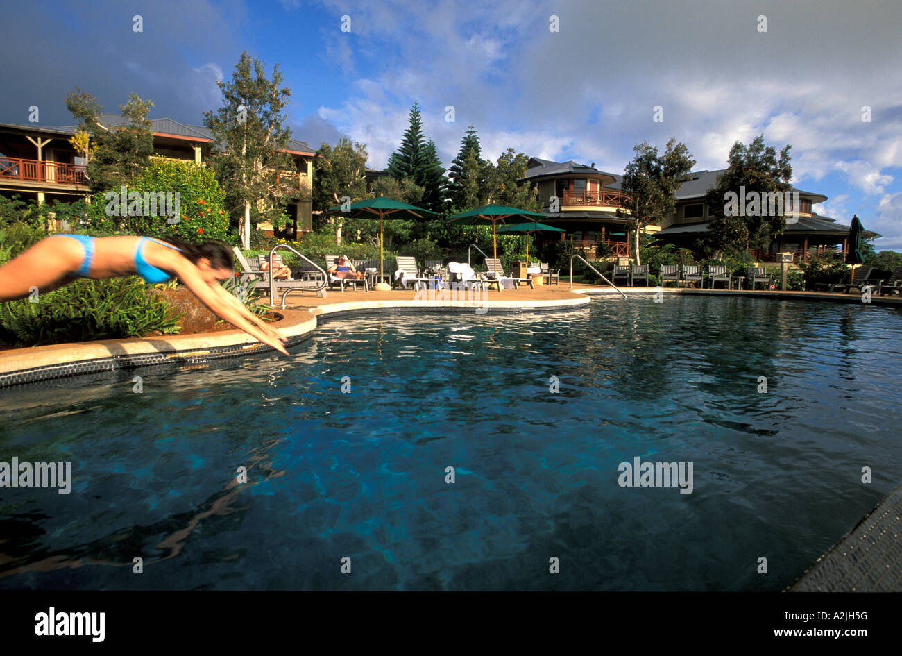 Donna tuffarsi in una piscina a Molokai Ranch, Hawaii Foto Stock