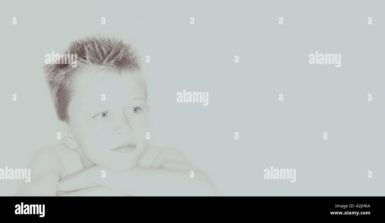 Colore/Bianco e nero ritratto di una Pentecoste bambino europeo,BOY,girl età 5-8, fotografato in un studio Foto Stock