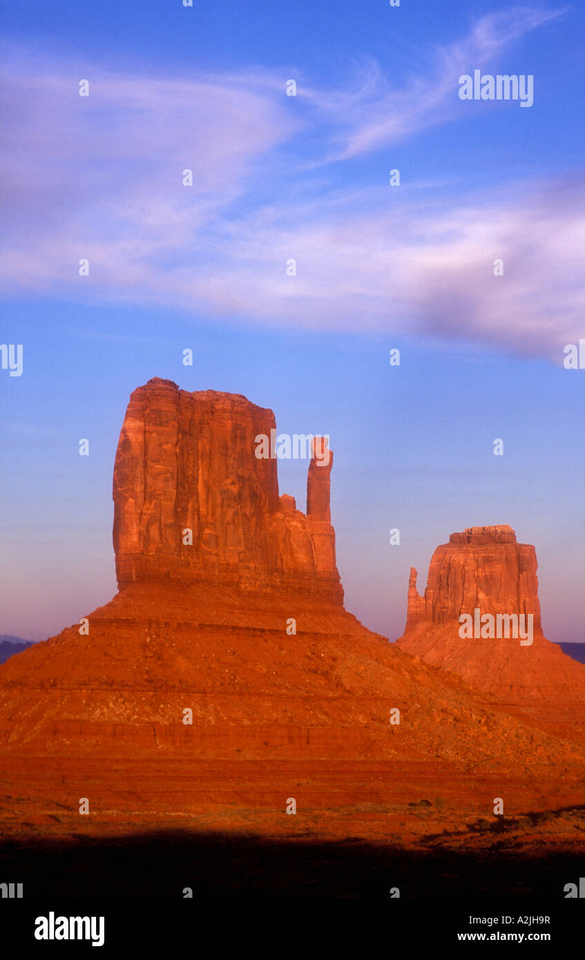 Stati Uniti d'America Arizona Monument Valley Navajo Tribal Park a sinistra e a destra i guanti Foto Stock