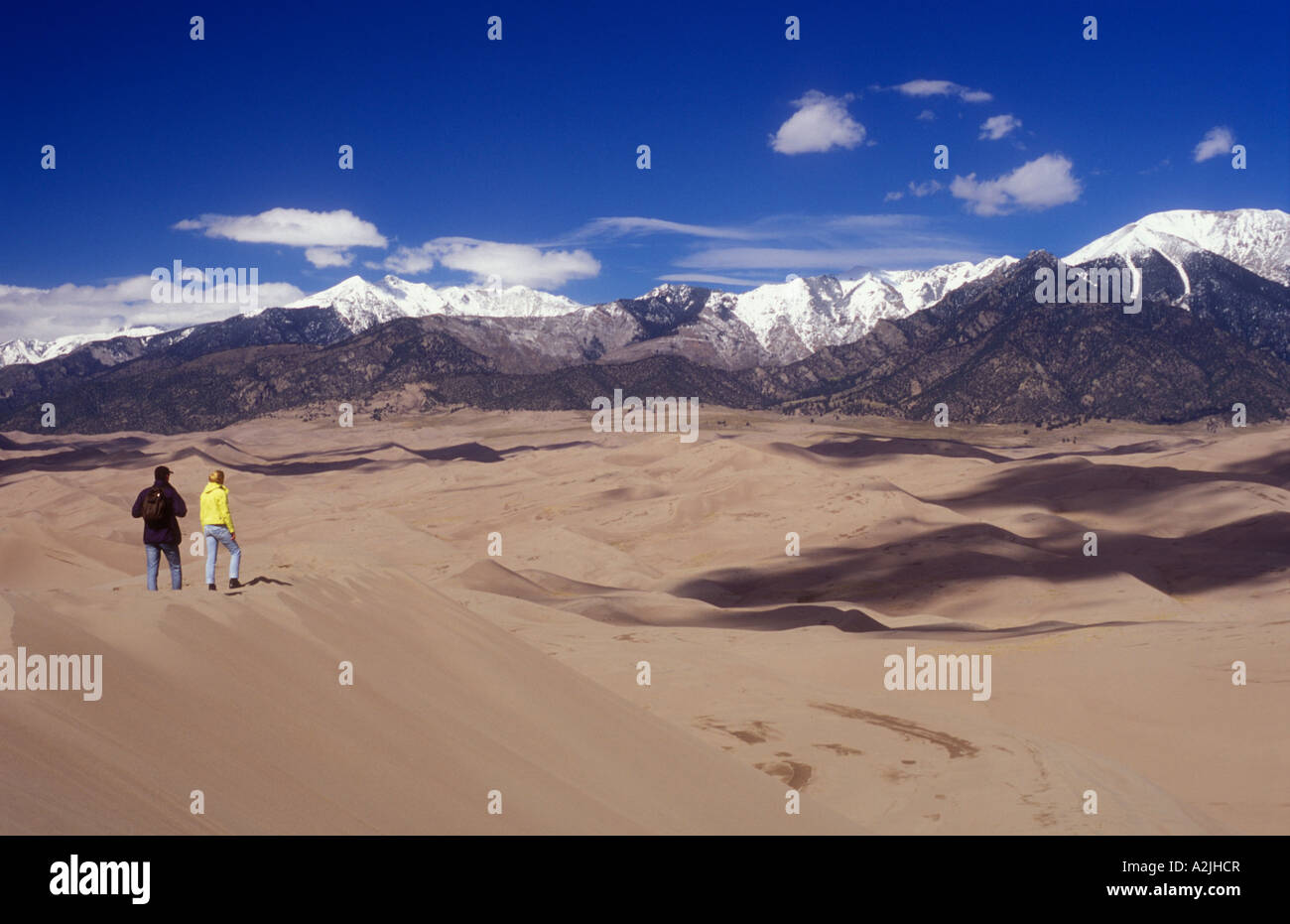 Stati Uniti Colorado Grande dune sabbiose del Parco Nazionale di giovane visualizzazione delle dune con Sangre de Cristo Mountains Foto Stock