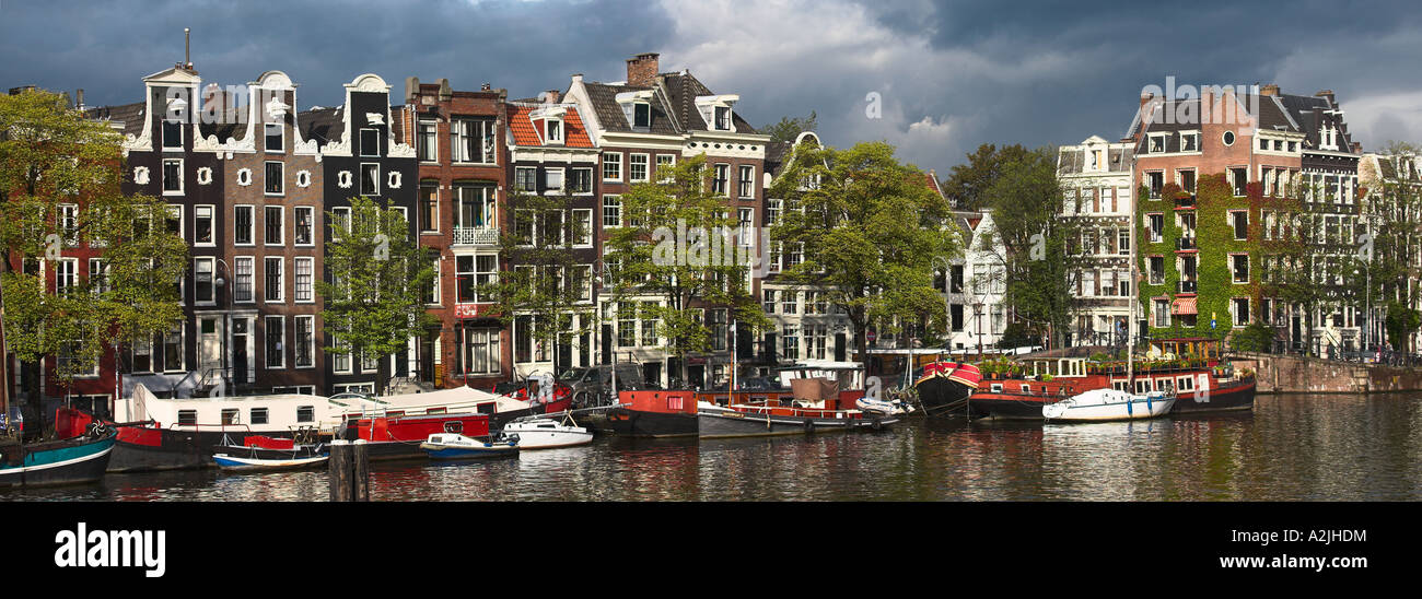 Lungomare di Amsterdam lungo il fiume Amstel Foto Stock