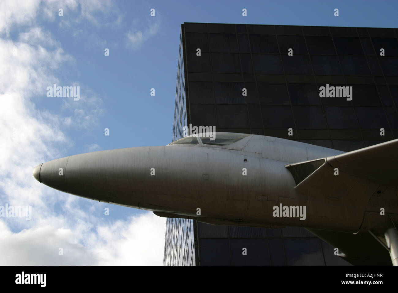 Replica piano jet Hawker Hunter di Woking town center con un edificio di uffici in background Foto Stock