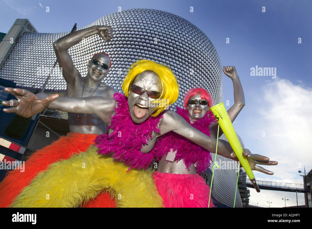 Festaioli celebrare il Gay Pride carnevale fuori Birmingham Selfridges Foto Stock