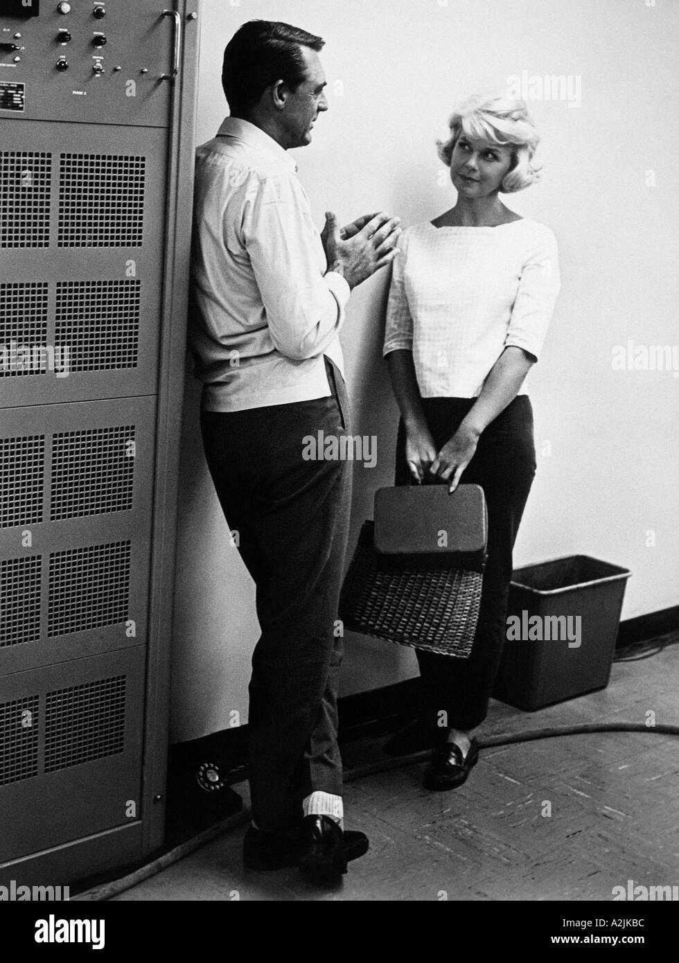 Un tocco di visone Cary Grant chat e Doris Day sul set del loro film 1962 Foto Stock