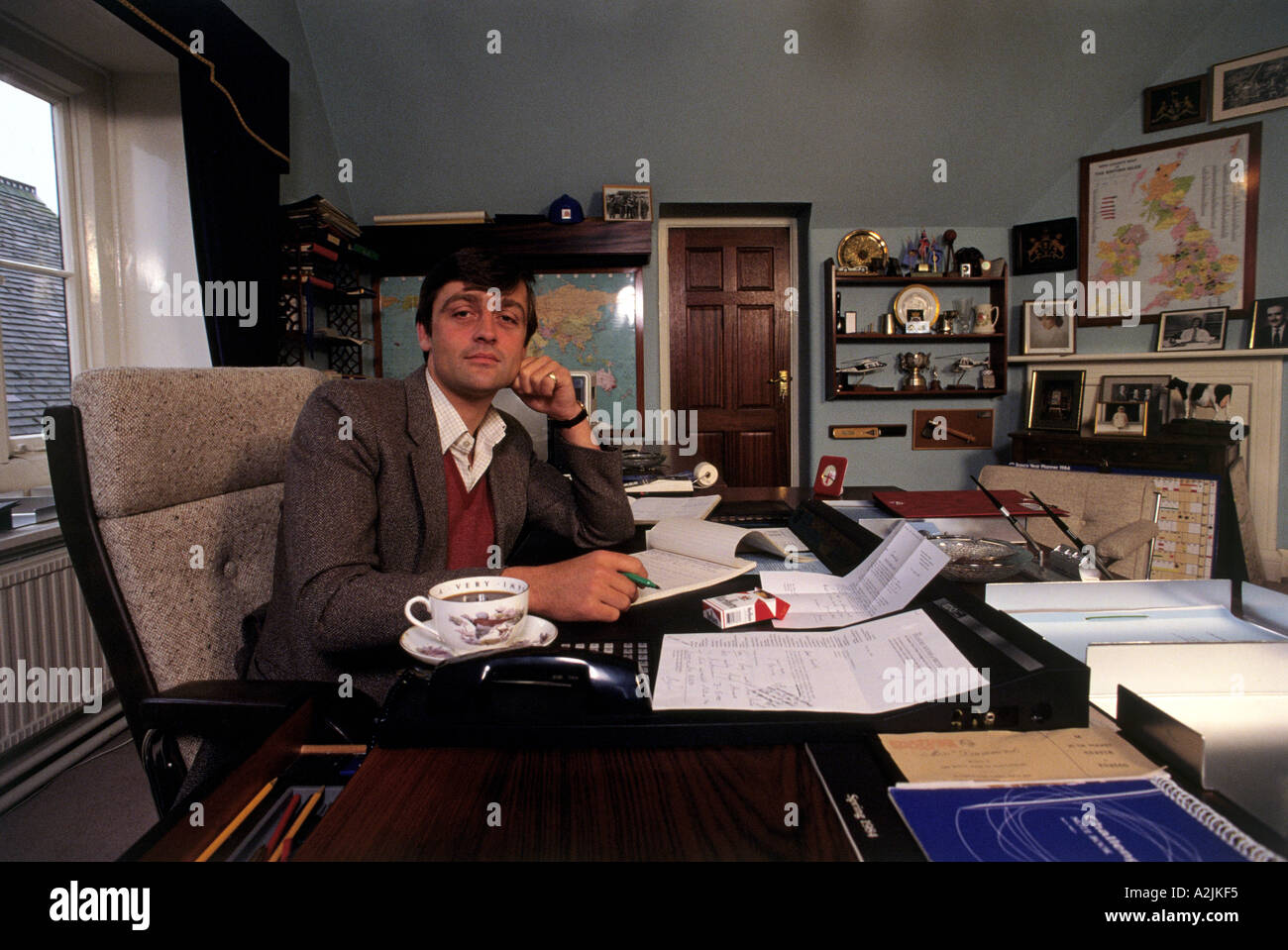 Il Duca di Westminster aristrocrat inglese e propoerty proprietario nel suo ufficio di circa 1988 Foto Stock