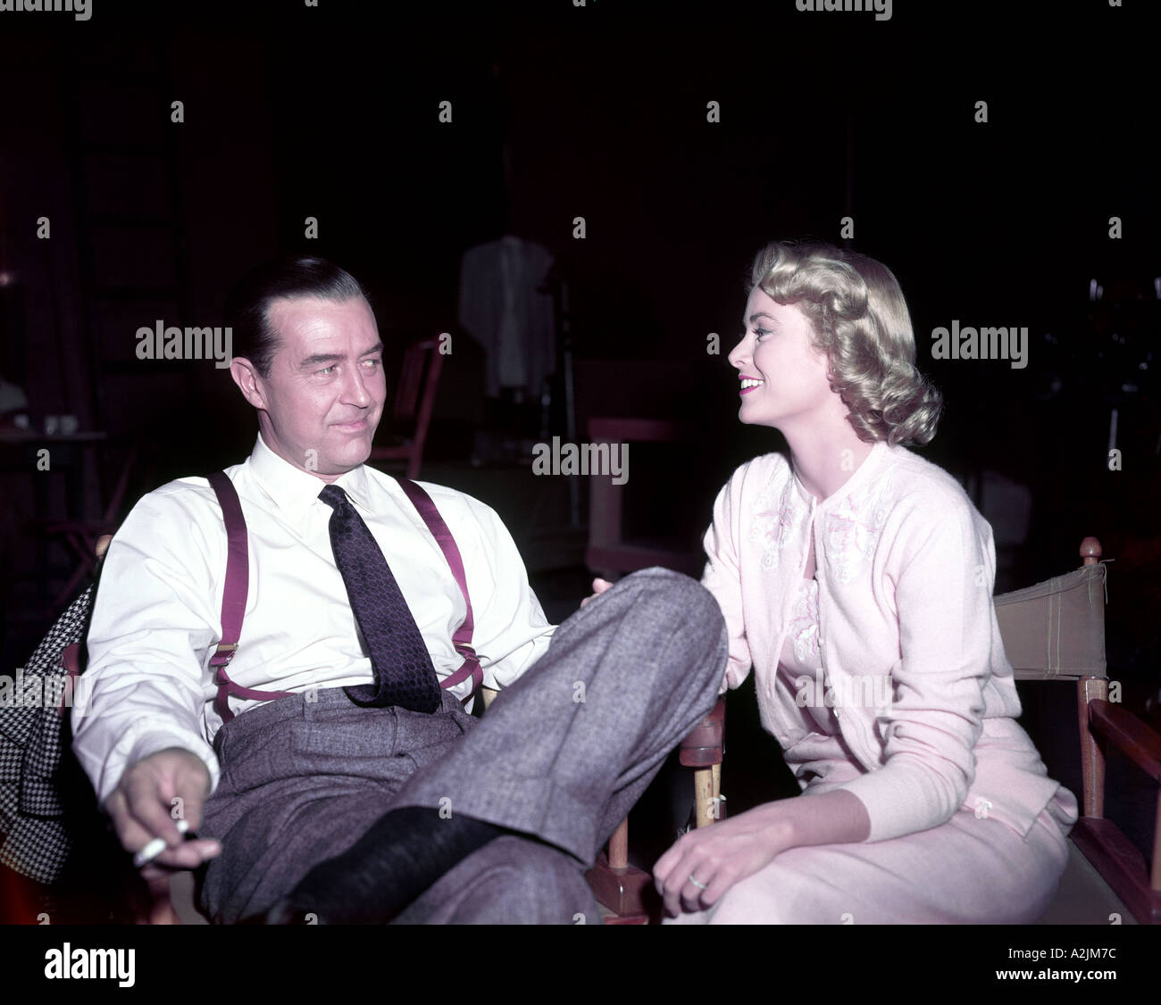 GRACE KELLY chat con Ray Milland mentre rendendo DIAL M per omicidio nel 1954 diretto da Alfred Hitchcock Foto Stock