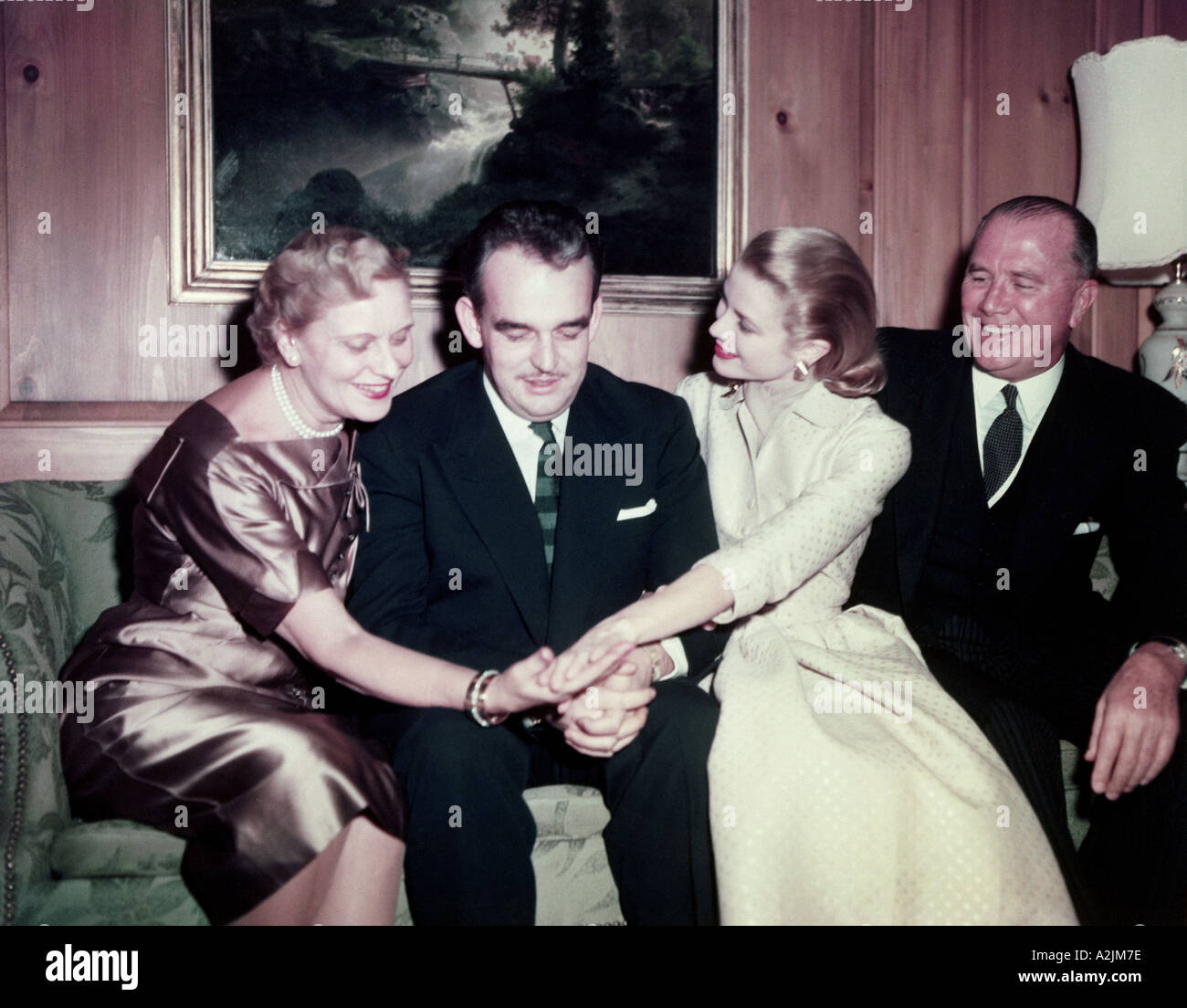 GRACE KELLY mostra il suo anello di fidanzamento dal principe Ranier ai  suoi genitori Foto stock - Alamy