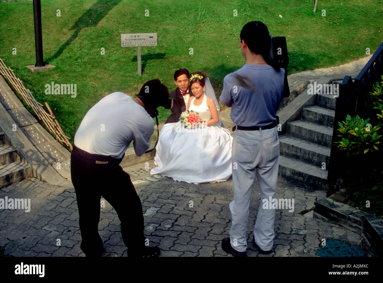 Hong Kong Cantonese hanno il loro matrimonio foto scattate in Hong Kong Park dopo una cerimonia civile presso il Registro di matrimonio. Foto Stock