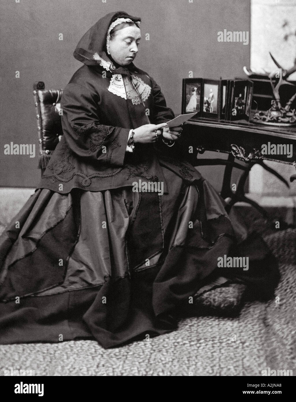 La regina Victoria in 1867 indossando abiti da lutto Foto Stock