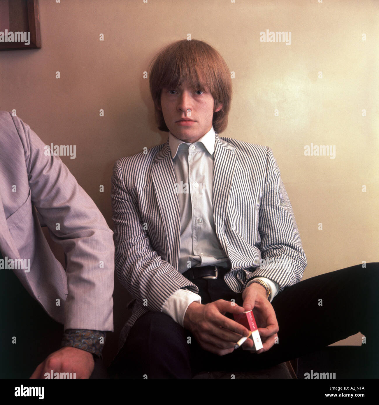 ROLLING STONES il chitarrista Brian Jones nel 1964 è il fumo foglia oro Foto Stock