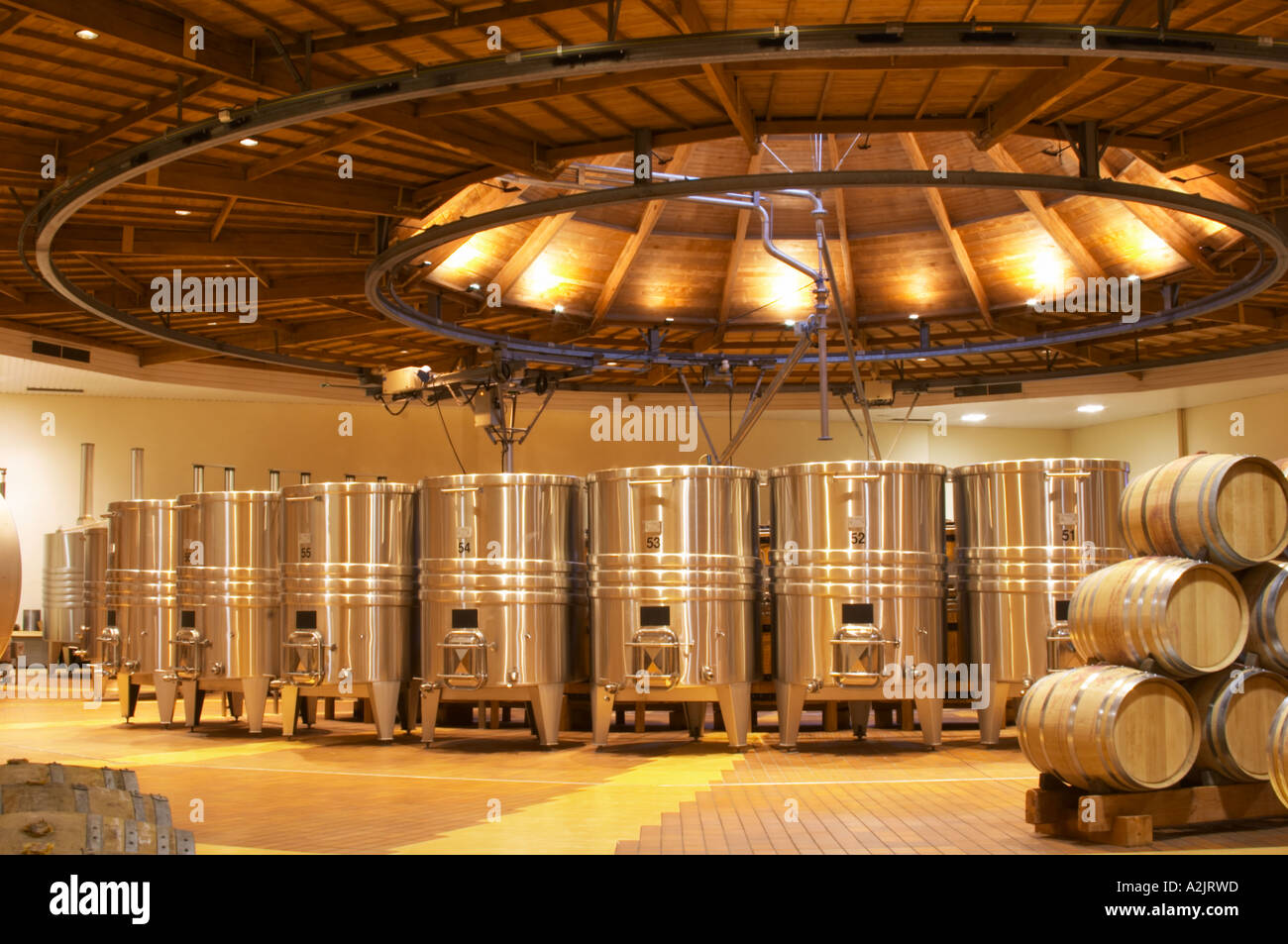 La cantina con pavimenti in legno e tini di fermentazione in acciaio inossidabile. Esso è costruito in un design circolare e realizzato in legno di castagno per la lotta contro insetti e botti di rovere, Maison Louis Jadot, Beaune Côte Cote d o Borgogna Borgogna Borgogna Francia francese Europe unione Foto Stock