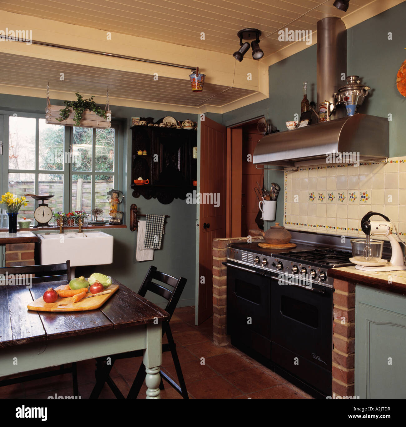 Grande forno nero in verde scuro cucina con tavolo in legno Foto stock -  Alamy