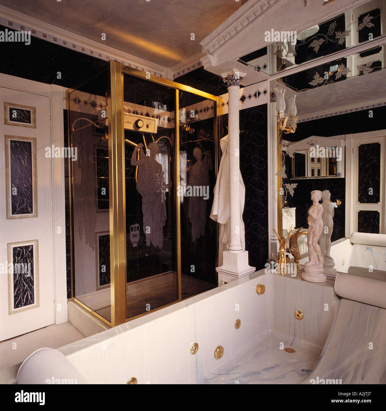 La scultura al di sopra di vasca jacuzzi in nero stile classico bagno Foto Stock