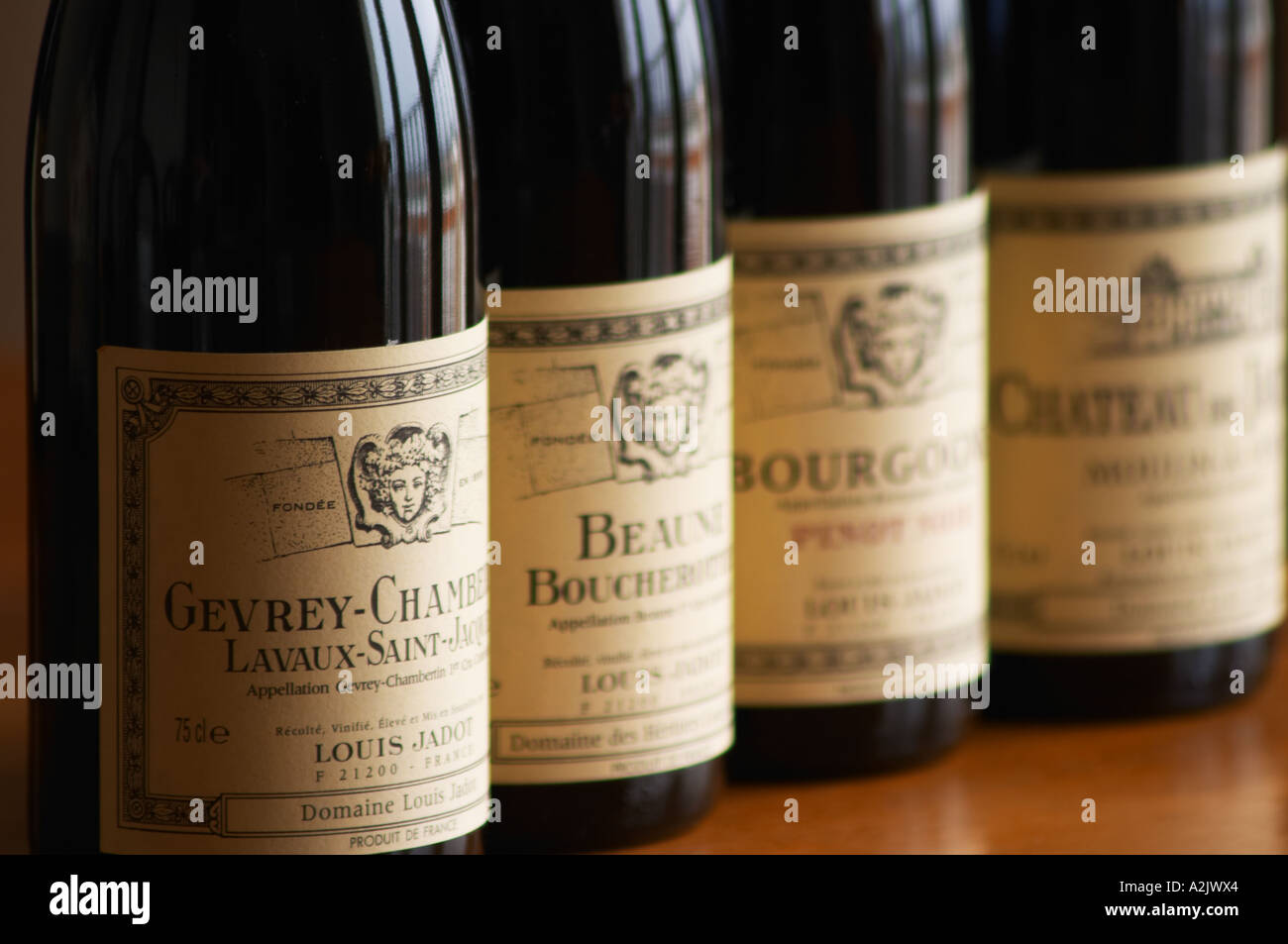 Una fila di bottiglie e di etichette di vino di Borgogna dalla Maison Louis Jadot Gevrey Chambertin Lavaux Saint St Jacques Premier 1er Cru, Foto Stock