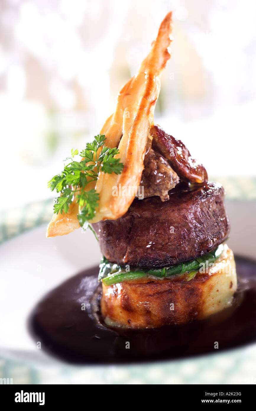 Bistecca di filetto di torre è servita su un caldo Potatoe Röstinchen con spinaci appassito Foto Stock