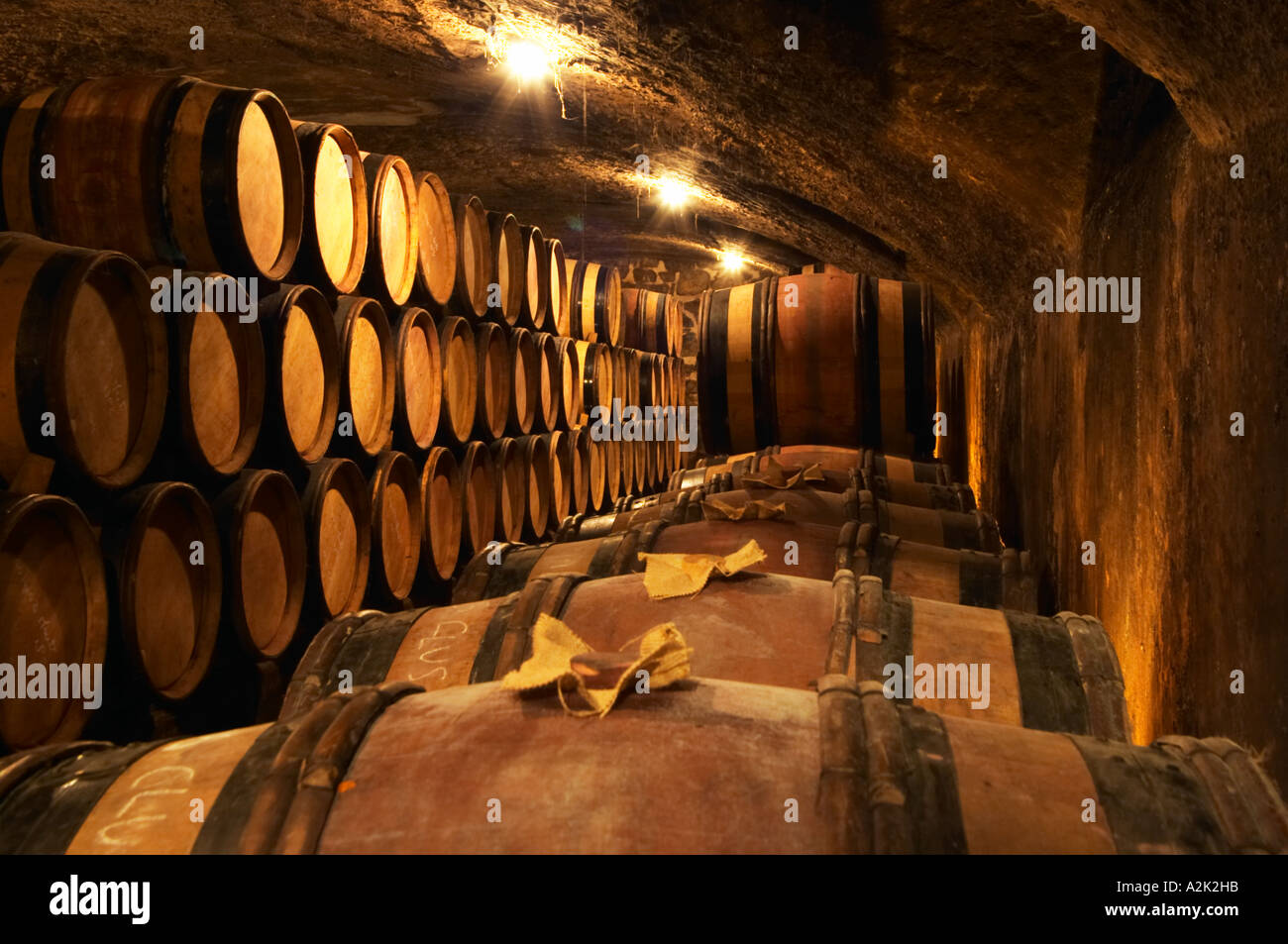 Barili di legno naturale con l'invecchiamento del vino nella cantina di  Guigal in Ampuis. In primo piano, barili con un foro con tappo di tappi di  legno un Foto stock - Alamy