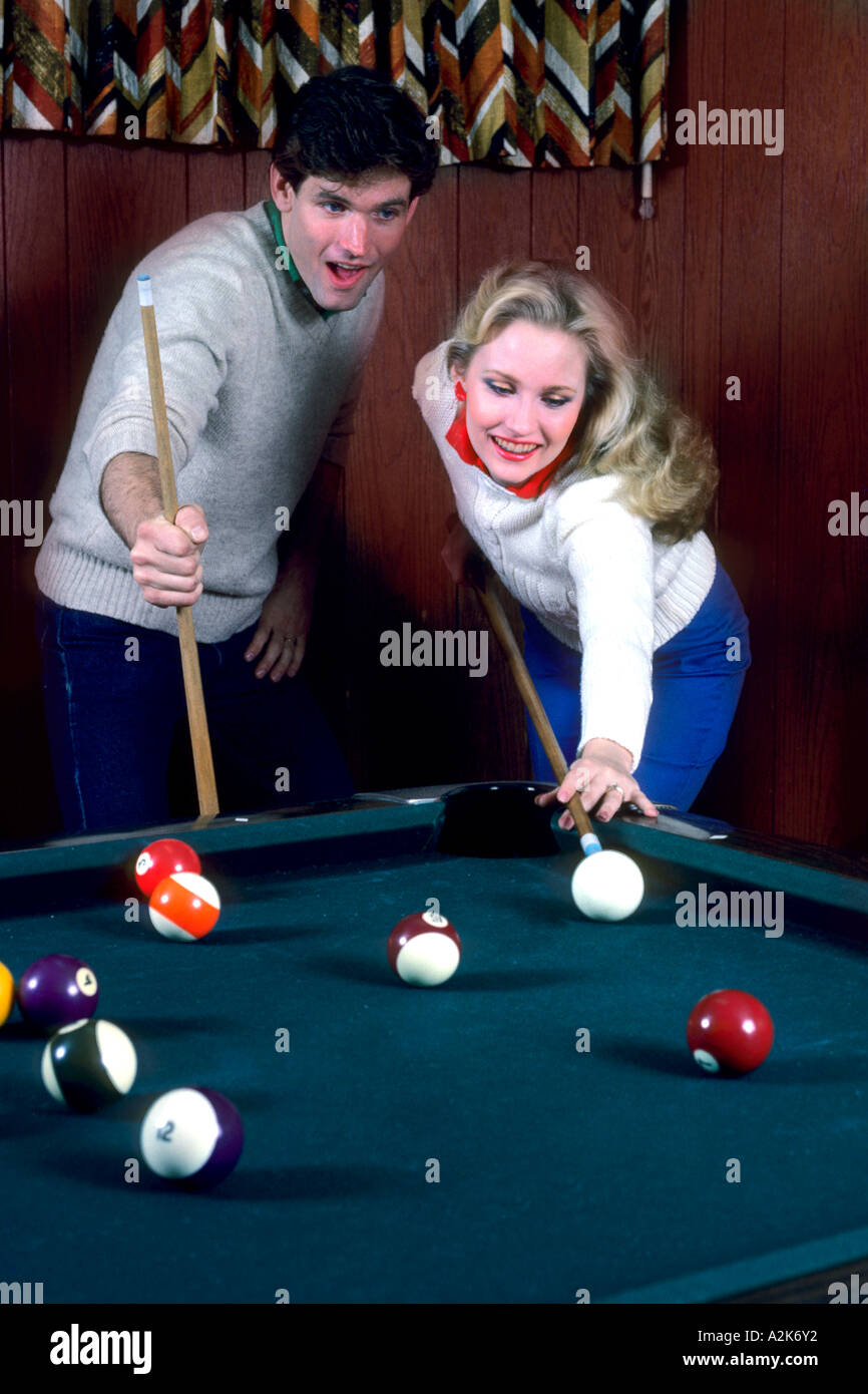 Coppia giovane dating e giocare a biliardo Piscina in sala gioco insieme rilassante e concorrenza Foto Stock