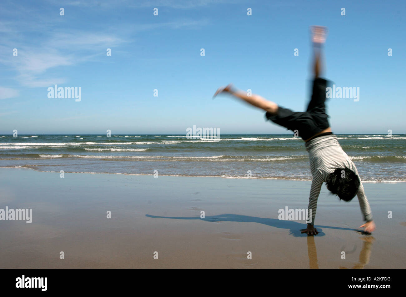 Ragazza appoggiate sulla spiaggia. Foto Stock