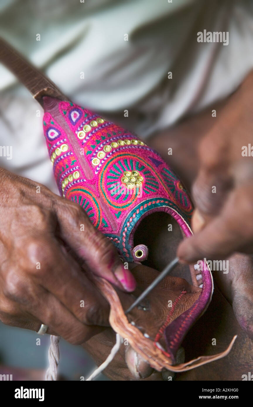 Rendendo scarpa tradizionale decorato con ricami in India Foto Stock