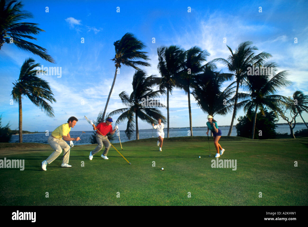 Le coppie 20s e 30s divertirsi presso il campo da golf di Freeport Bahamas a Paradise Island in vacanza nei Caraibi Foto Stock