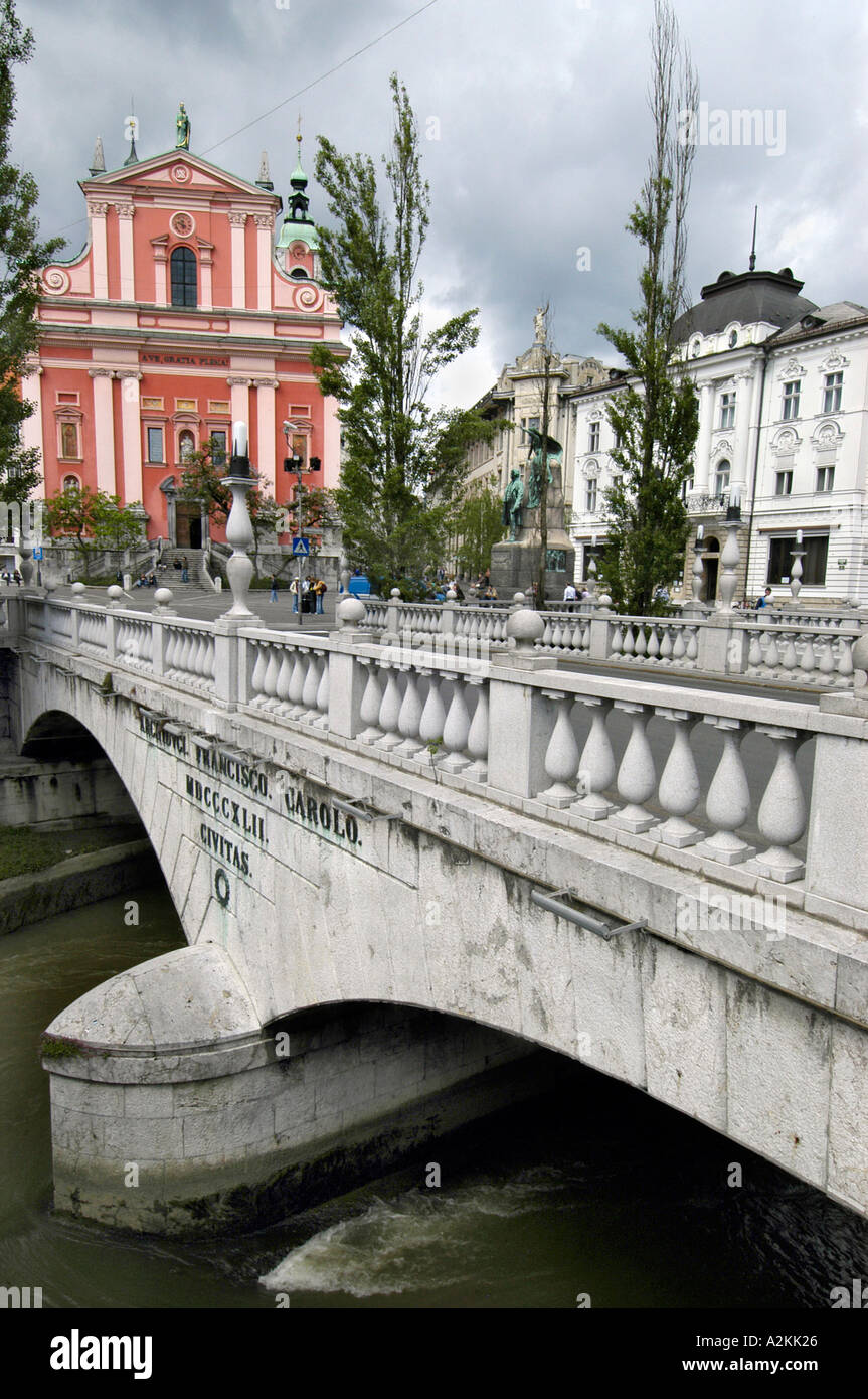 Ponte di pietra sul fiume Ljubljanica nel centro storico di Lubiana Foto Stock