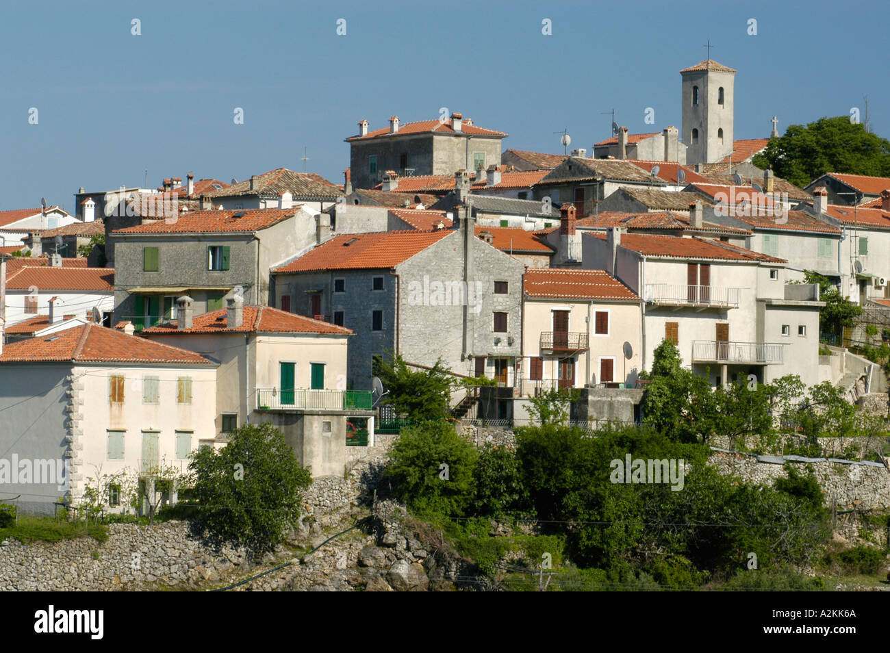 Vecchie case nel villaggio di montagna di Beli Foto Stock