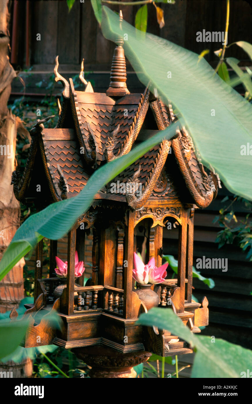 Santuario con fiore di loto nelle palme Angkor Siem Reap Cambogia Foto Stock