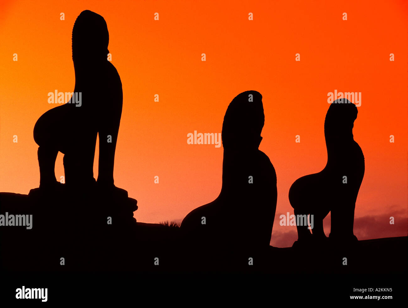 Silhouette di animali sculture di guardia al di fuori del Tempio di Dawn Angkor Wat Cambogia Foto Stock