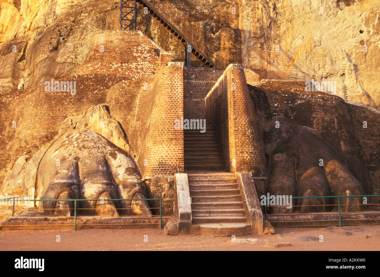 Piattaforma di Lion sul rock fortezza di Sigiriya Sri Lanka Foto Stock