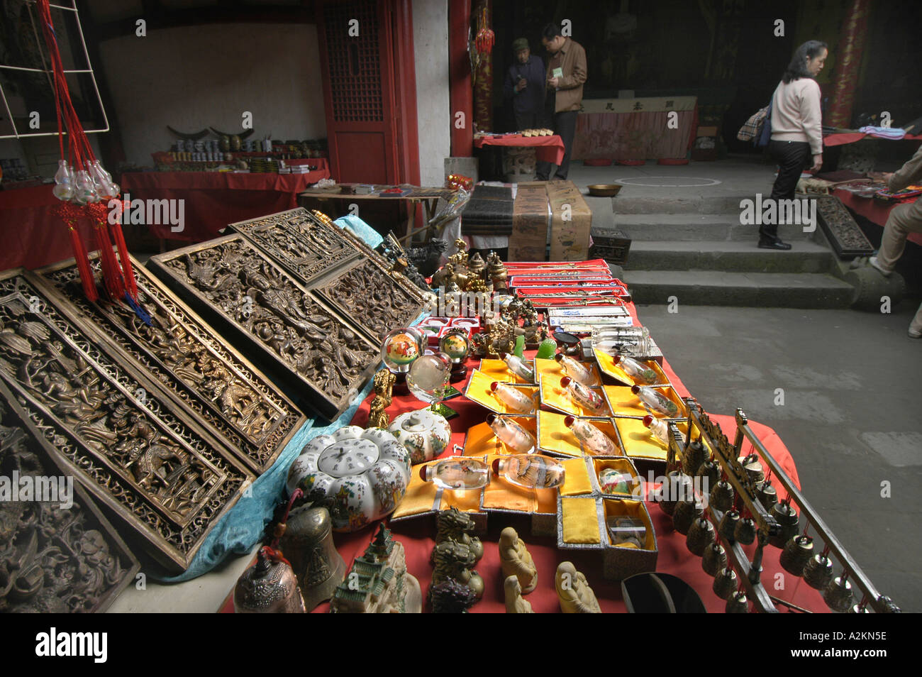 Cortile con stand di souvenir in Shibaozhai tempel Foto Stock