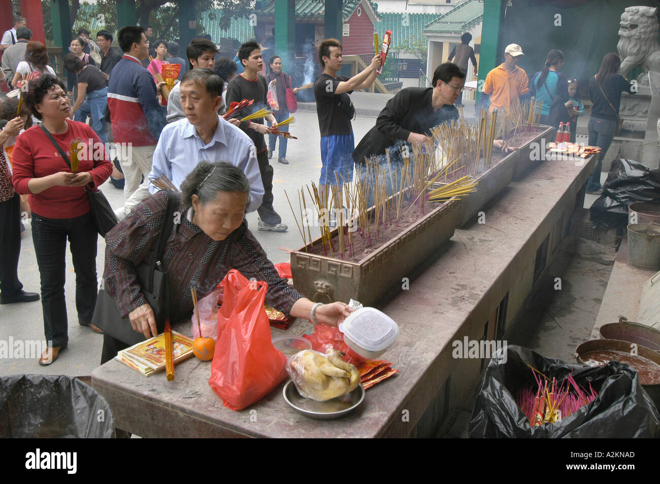 I credenti pregano e sacrificare a Wong Tai Sin tempel Foto Stock