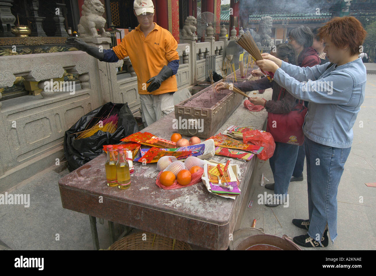 I credenti pregano e sacrificare a Wong Tai Sin tempel Foto Stock