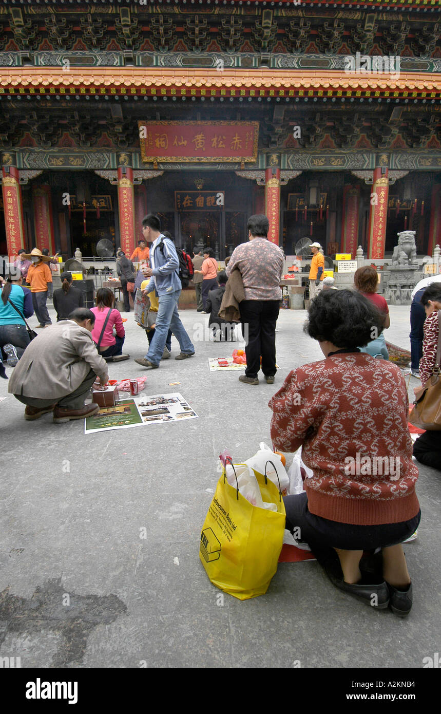 I credenti pregano e sacrificare a Wong Tai Sin tempel Foto Stock