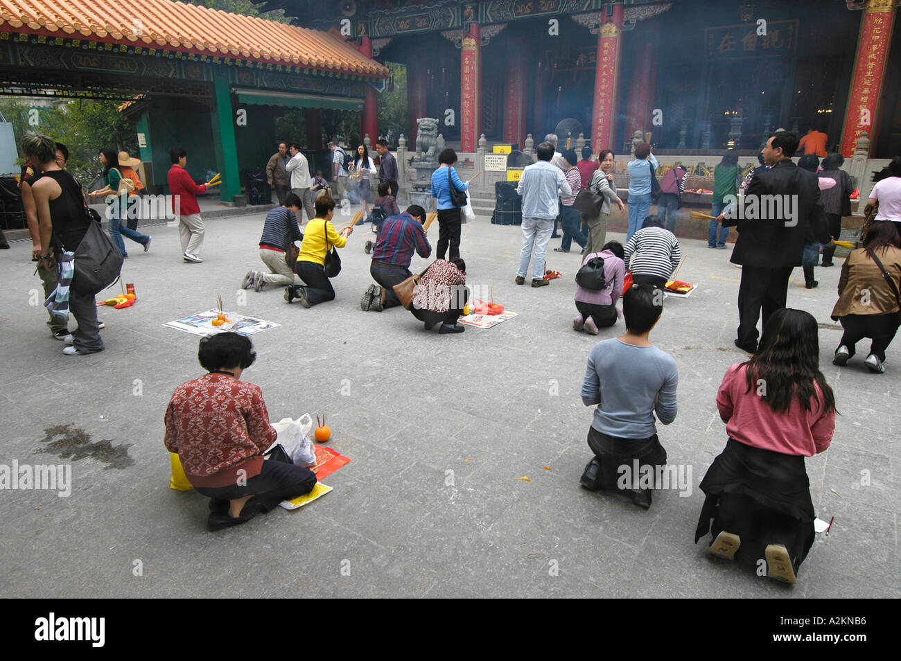 I credenti pregano e sacrificare a Wong Tai Sin tempel Foto Stock