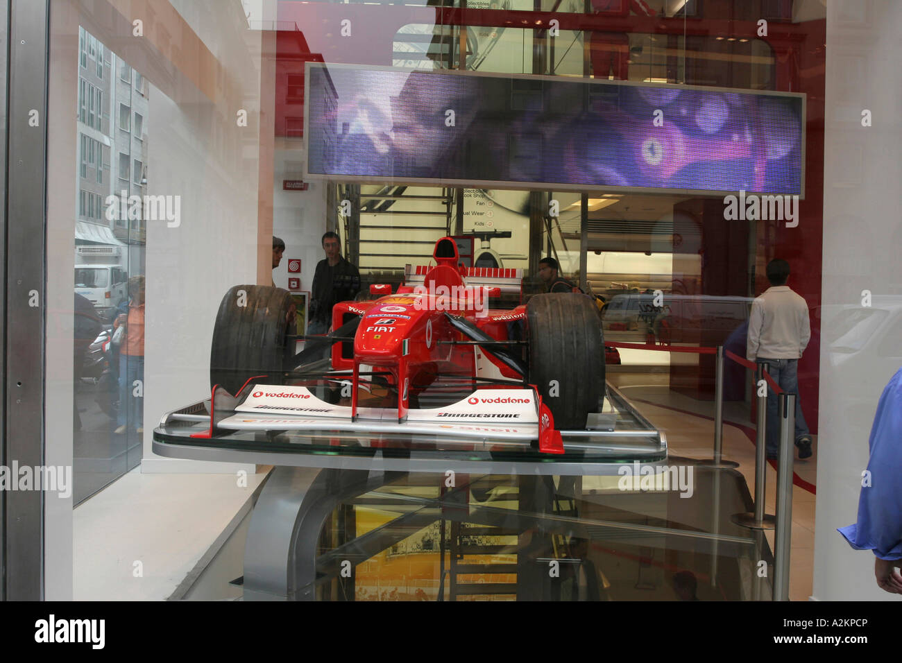 Ferrari store piazza Liberty milano lombardia italia Foto Stock