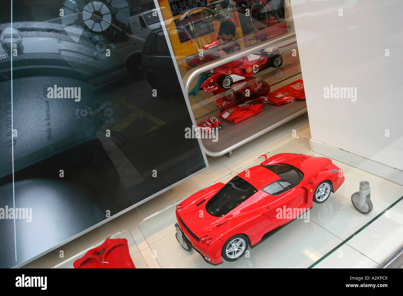 Ferrari store piazza Liberty milano lombardia italia Foto Stock